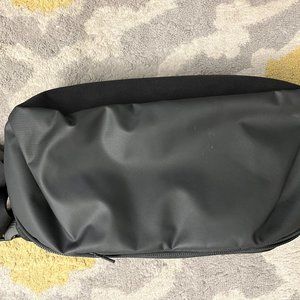 LNWOT Aer Tech Sling 2 Black